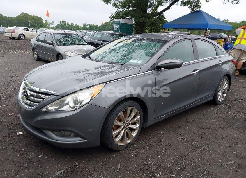 Photo 2 of 2013 Hyundai Sonata SE (VIN 5NPEC4AC1DH680366)