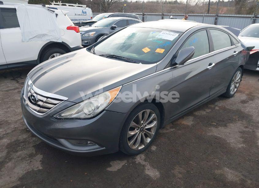 Photo 2 of 2013 Hyundai Sonata (VIN 5NPEC4AC1DH695885)