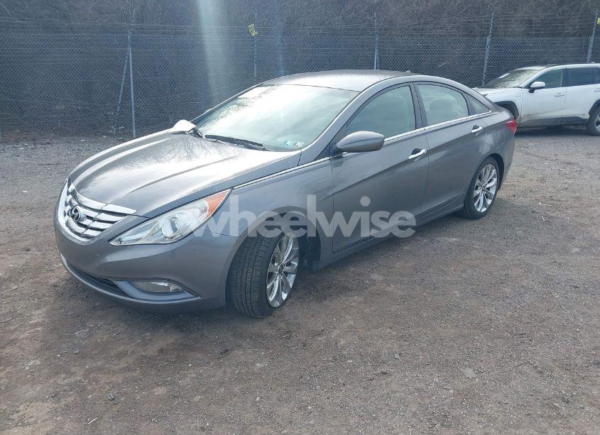 Photo 2 of 2013 Hyundai Sonata SE (VIN 5NPEC4AC2DH740378)