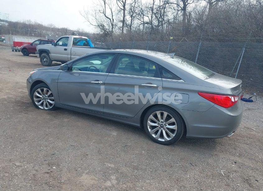 Photo 3 of 2013 Hyundai Sonata SE (VIN 5NPEC4AC2DH740378)