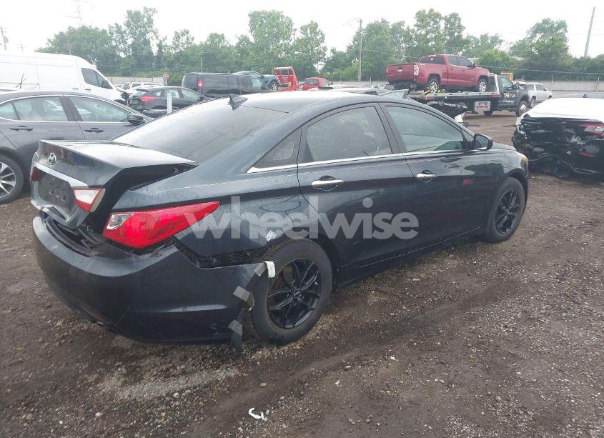 Photo 4 of 2013 Hyundai Sonata SE (VIN 5NPEC4AC4DH694343)