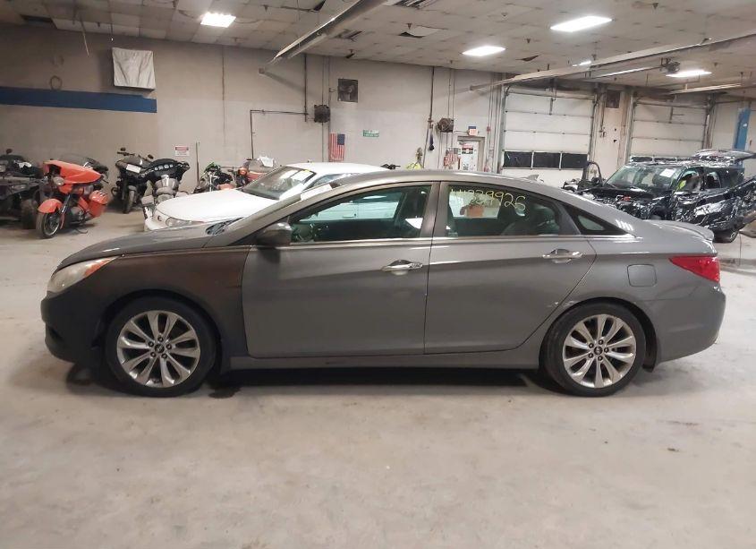 Photo 12 of 2013 Hyundai Sonata SE (VIN 5NPEC4AC4DH760471)