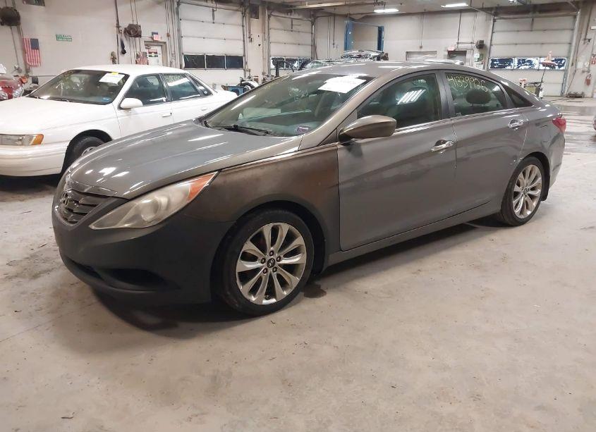 Photo 2 of 2013 Hyundai Sonata SE (VIN 5NPEC4AC4DH760471)