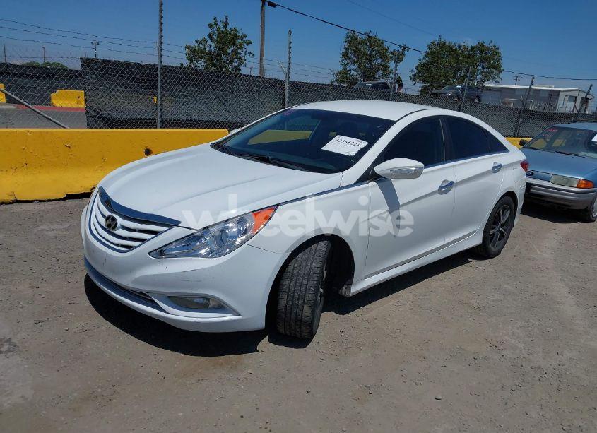 Photo 2 of 2014 Hyundai Sonata SE (VIN 5NPEC4AC4EH924447)