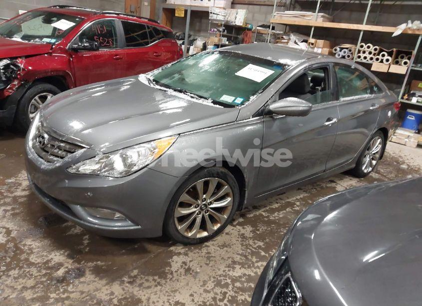 Photo 2 of 2013 Hyundai Sonata SE (VIN 5NPEC4AC5DH632983)