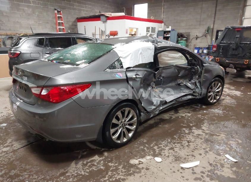 Photo 4 of 2013 Hyundai Sonata SE (VIN 5NPEC4AC5DH632983)