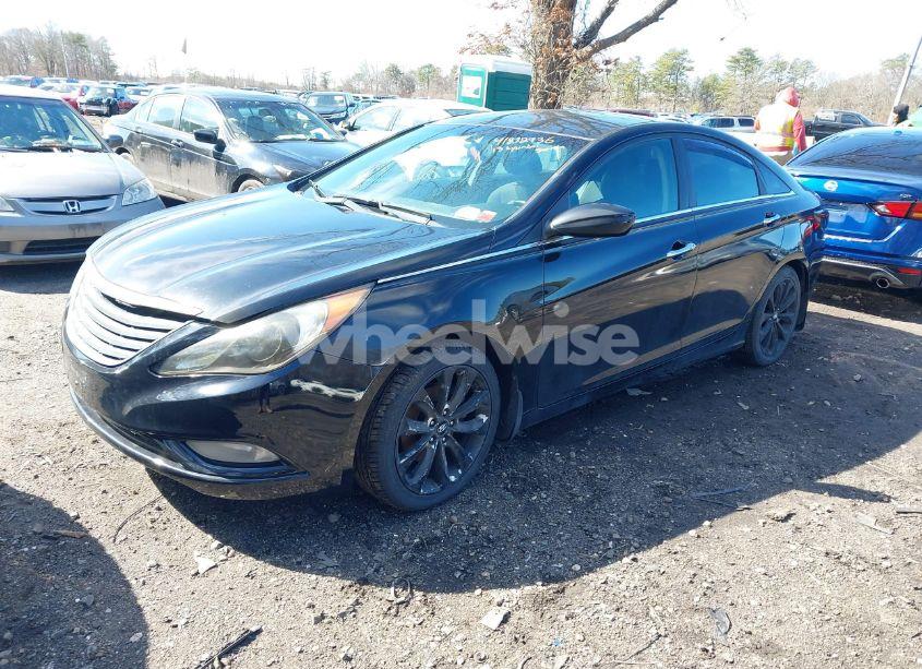 Photo 2 of 2013 Hyundai Sonata SE (VIN 5NPEC4AC6DH652692)
