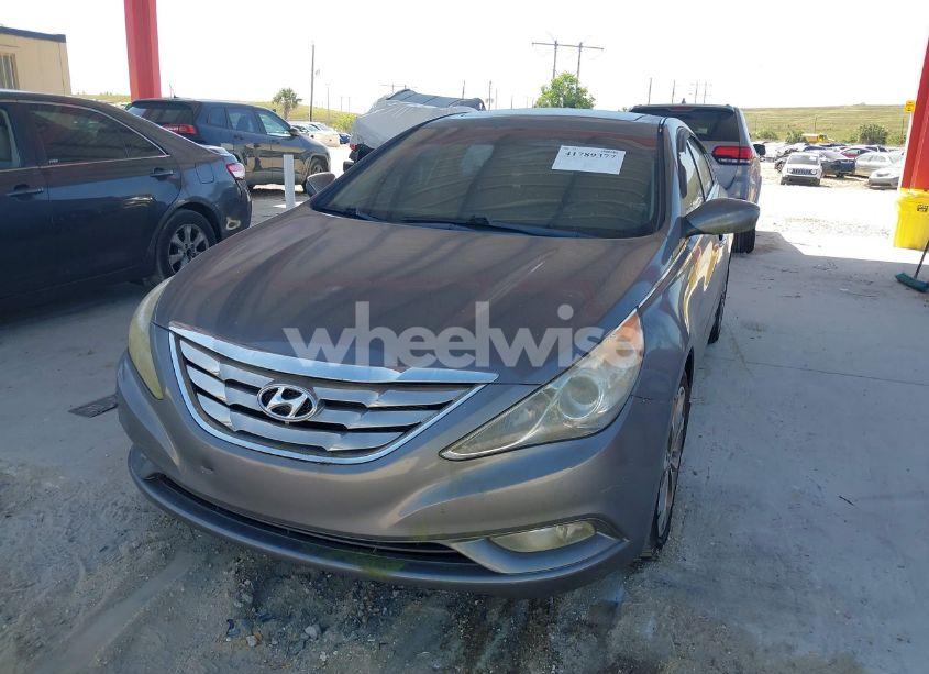 Photo 2 of 2013 Hyundai Sonata SE (VIN 5NPEC4AC7DH665659)