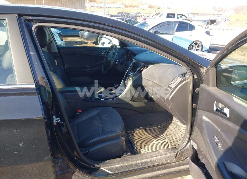 Photo 5 of 2013 Hyundai Sonata SE (VIN 5NPEC4AC7DH797644)