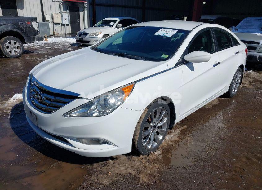 Photo 2 of 2013 Hyundai Sonata SE (VIN 5NPEC4AC8DH556966)