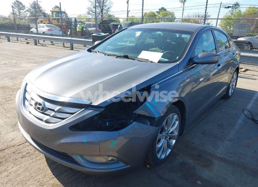 Photo 2 of 2013 Hyundai Sonata SE (VIN 5NPEC4AC8DH783770)