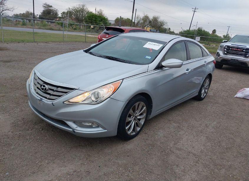 Photo 2 of 2013 Hyundai Sonata SE (VIN 5NPEC4AC9DH567636)