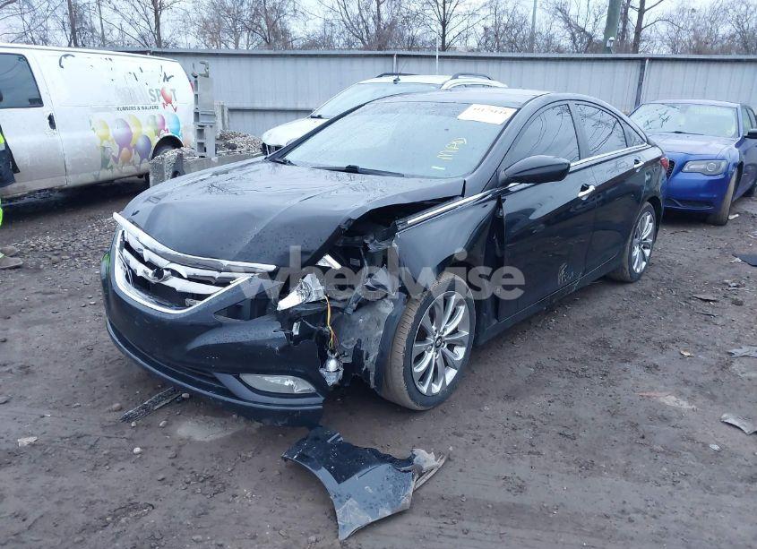 Photo 2 of 2013 Hyundai Sonata SE (VIN 5NPEC4AC9DH715817)