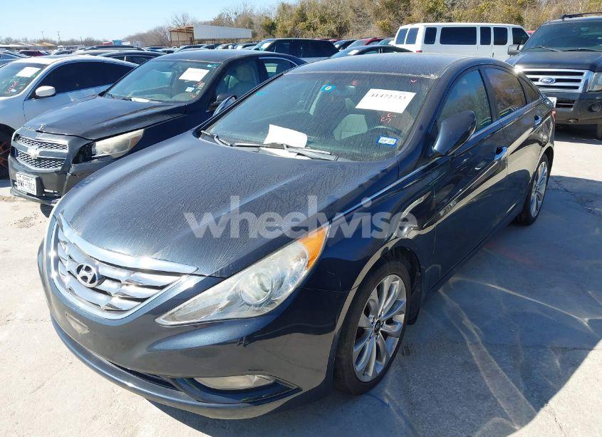 Photo 2 of 2013 Hyundai Sonata SE (VIN 5NPEC4AC9DH732665)