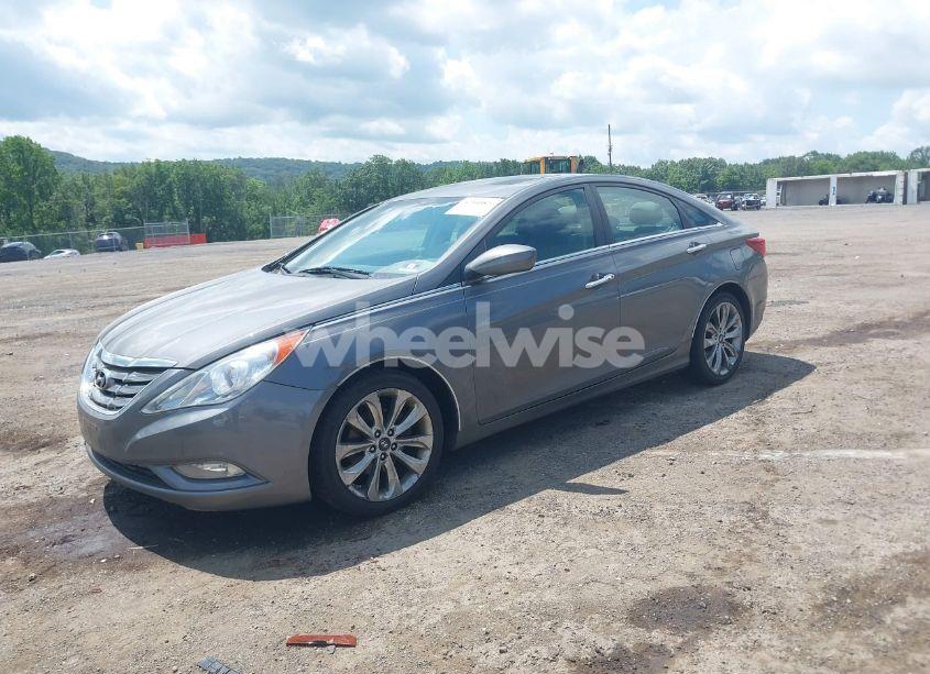 Photo 2 of 2011 Hyundai Sonata SE (VIN 5NPEC4ACXBH239736)