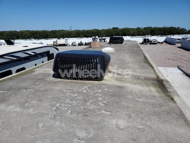 2018 HEARTLAND BIG HORN FIFTHWHEEL (VIN 5SFBG4328JE348185) main photo