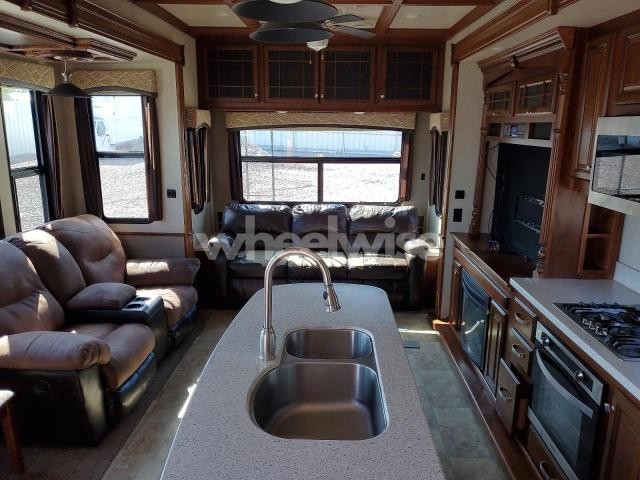 Photo 4 of 2018 HEARTLAND BIG HORN FIFTHWHEEL (VIN 5SFBG4328JE348185)