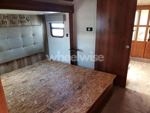 Photo 5 of 2018 HEARTLAND BIG HORN FIFTHWHEEL (VIN 5SFBG4328JE348185)