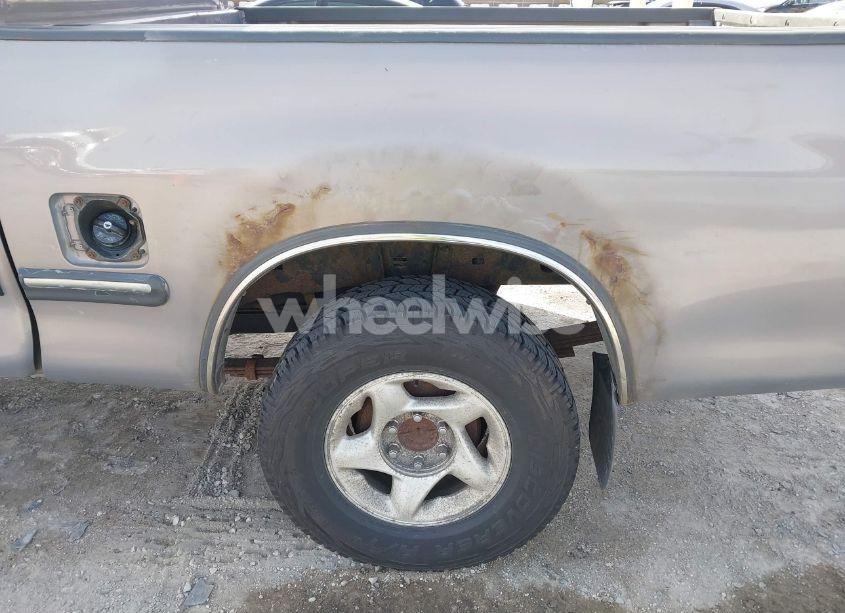 Photo 6 of 2001 Toyota Tundra SR5 V8 (VIN 5TBBT44121S156140)