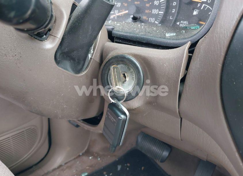 Photo 11 of 2002 Toyota Tundra SR5 V8 (VIN 5TBBT44152S299794)