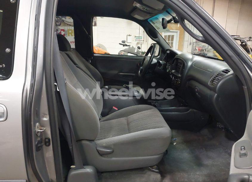 Photo 5 of 2005 Toyota Tundra SR5 V8 (VIN 5TBBT44195S461012)