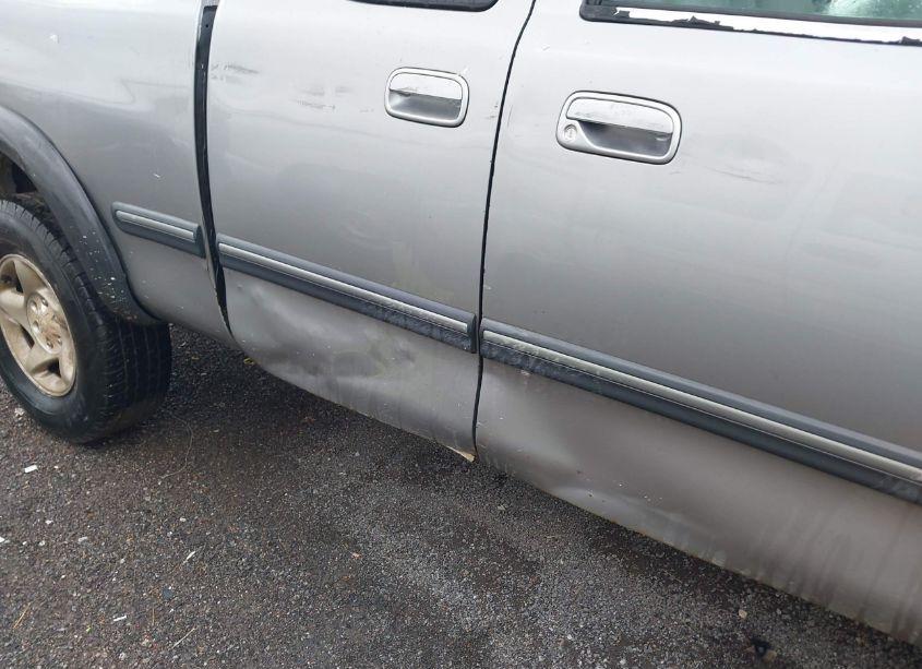 Photo 6 of 2001 Toyota Tundra SR5 V8 (VIN 5TBBT441X1S141336)