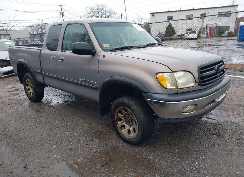 2002 Toyota Tundra SR5 V8 (VIN 5TBBT441X2S231510) main photo
