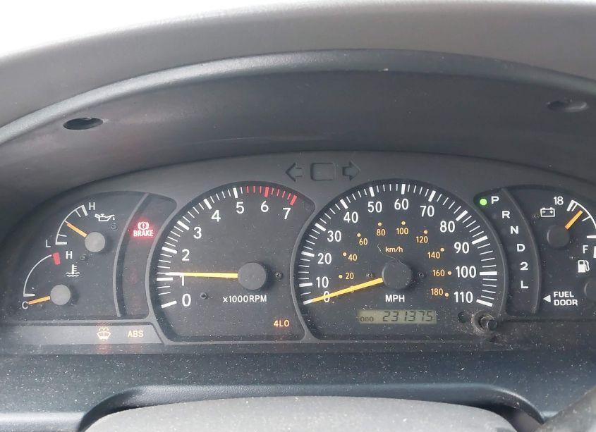 Photo 7 of 2002 Toyota Tundra SR5 V8 (VIN 5TBBT441X2S231510)