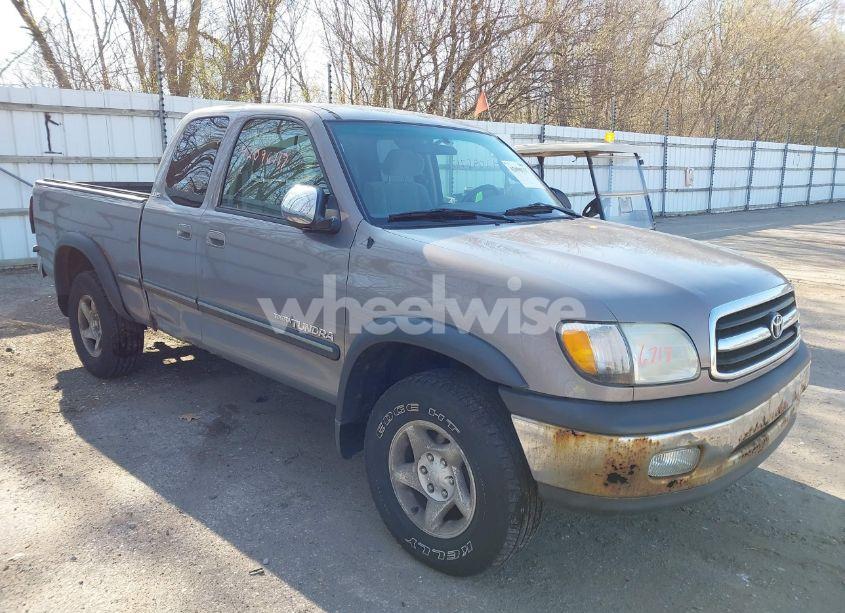 2002 Toyota Tundra SR5 V8 (VIN 5TBBT441X2S238960) main photo