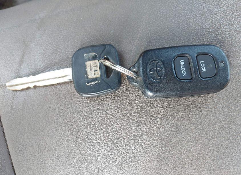 Photo 11 of 2004 Toyota Tundra LTD V8 (VIN 5TBBT48104S450800)