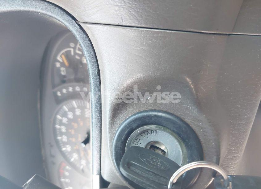 Photo 11 of 2000 Toyota Tundra LTD V8 (VIN 5TBBT4812YS090970)