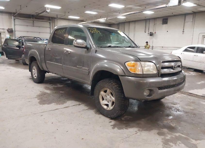 2004 Toyota Tundra SR5 V8 (VIN 5TBDT44104S435390) main photo