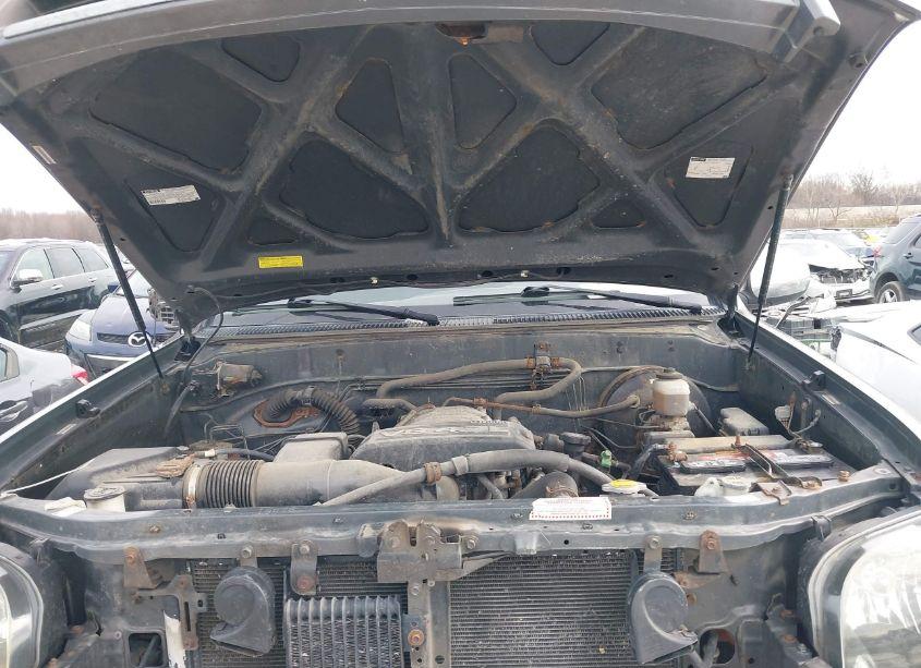 Photo 10 of 2004 Toyota Tundra SR5 V8 (VIN 5TBDT441X4S436580)