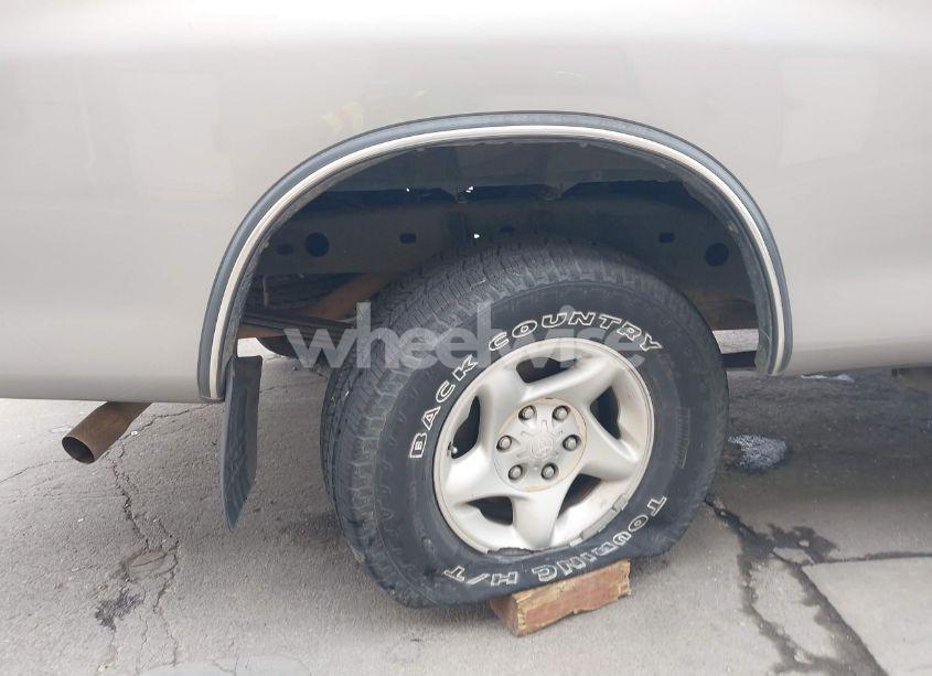 Photo 18 of 2003 Toyota Tundra SR5 V8 (VIN 5TBRT34103S437428)
