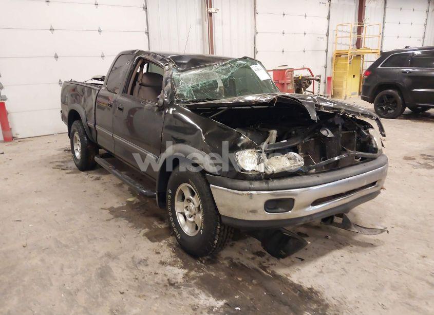 2001 Toyota Tundra SR5 V8 (VIN 5TBRT34131S169696) main photo