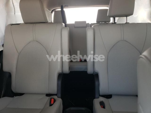 Photo 10 of 2024 TOYOTA GRAND HIGHLANDER XLE (VIN 5TDAAAA52RS009018)