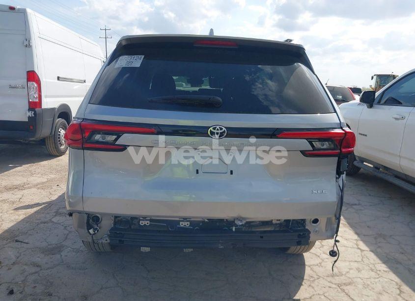 Photo 16 of 2024 Toyota Grand HIGHLANDER XLE (VIN 5TDAAAA55RS017176)