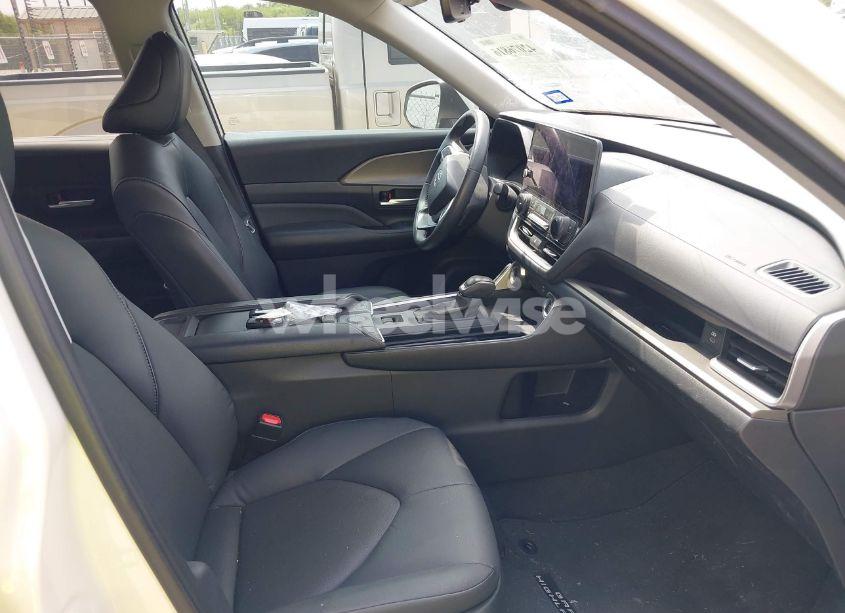 Photo 5 of 2024 Toyota Grand HIGHLANDER XLE (VIN 5TDAAAA58RS005345)