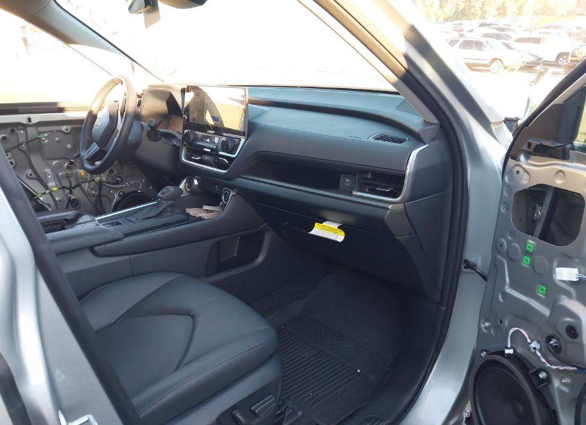 Photo 5 of 2024 Toyota Grand HIGHLANDER XLE (VIN 5TDAAAA58RS011968)