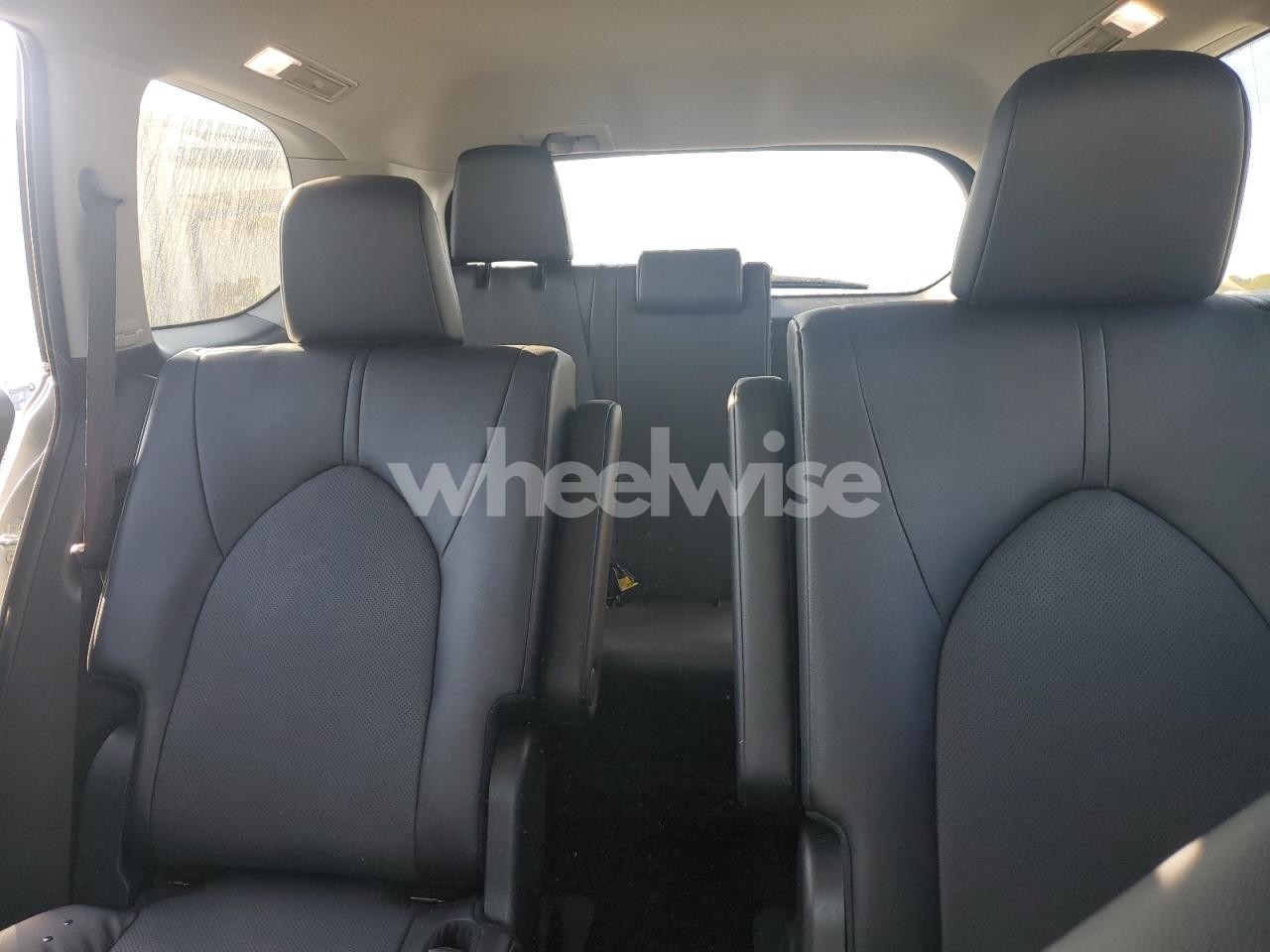 Photo 10 of 2025 TOYOTA GRAND HIGHLANDER LE (VIN 5TDAAAA59SS021298)