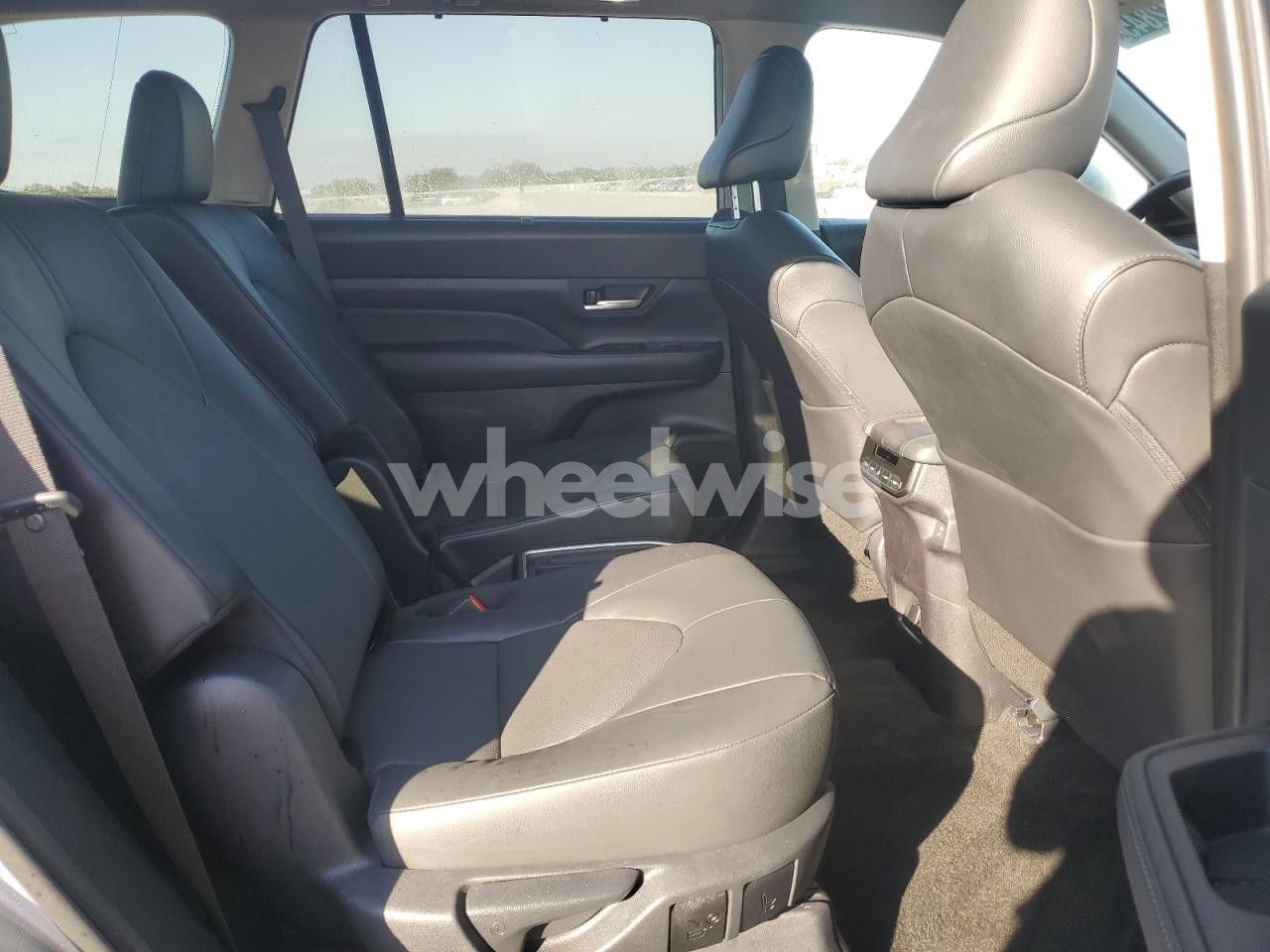 Photo 11 of 2025 TOYOTA GRAND HIGHLANDER LE (VIN 5TDAAAA59SS021298)