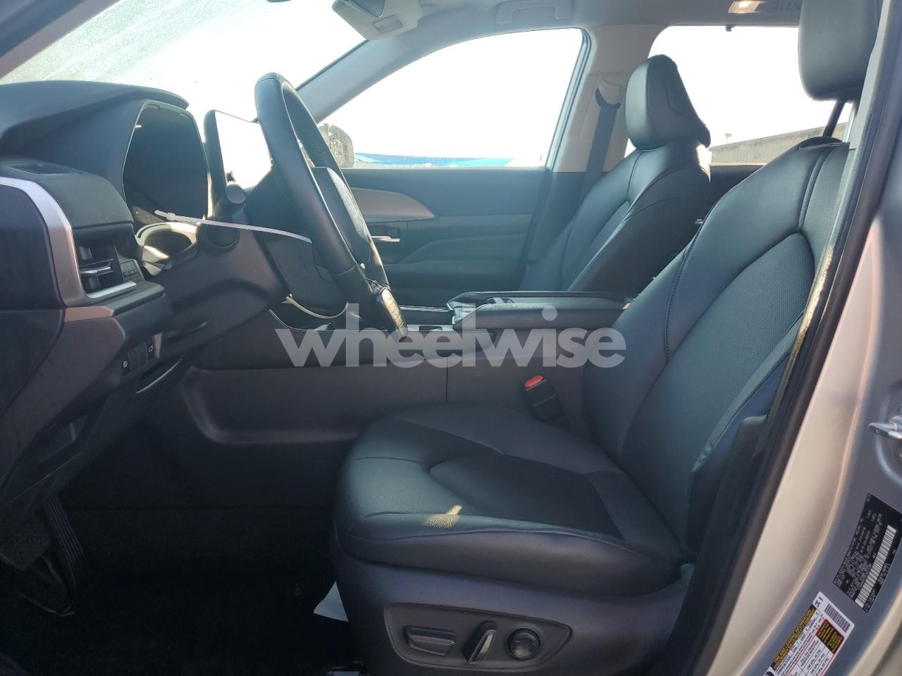 Photo 7 of 2025 TOYOTA GRAND HIGHLANDER LE (VIN 5TDAAAA59SS021298)