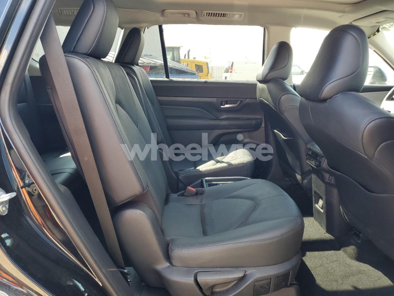 Photo 11 of 2024 TOYOTA GRAND HIGHLANDER XLE (VIN 5TDAAAB50RS052335)