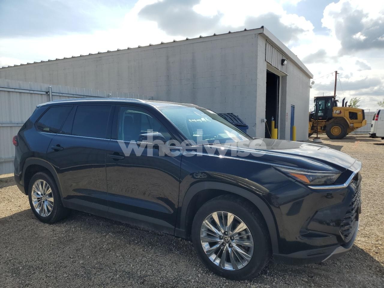 Photo 4 of 2024 TOYOTA GRAND HIGHLANDER XLE (VIN 5TDAAAB50RS052335)