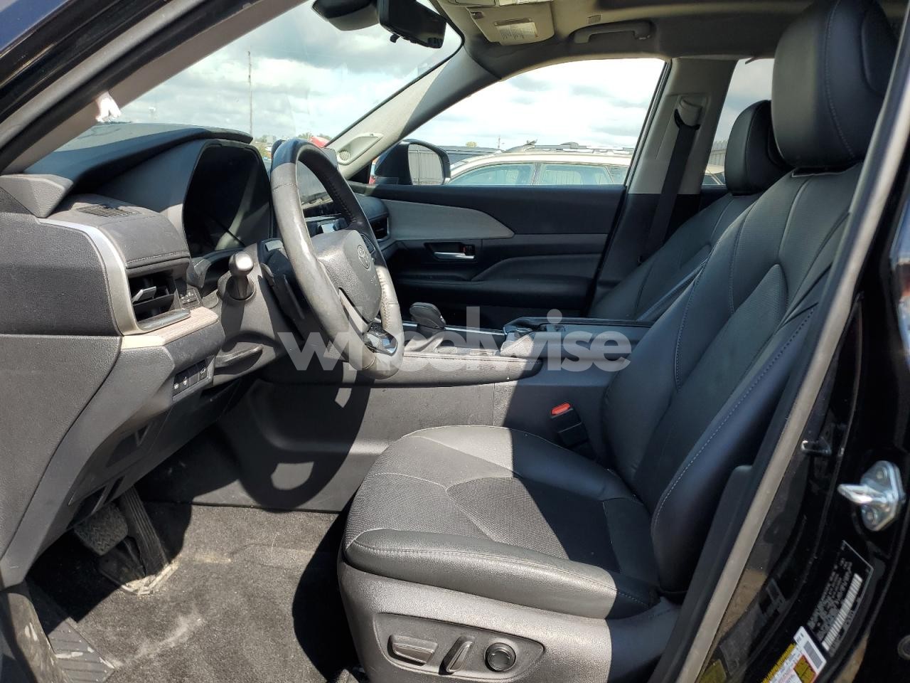 Photo 7 of 2024 TOYOTA GRAND HIGHLANDER XLE (VIN 5TDAAAB50RS052335)