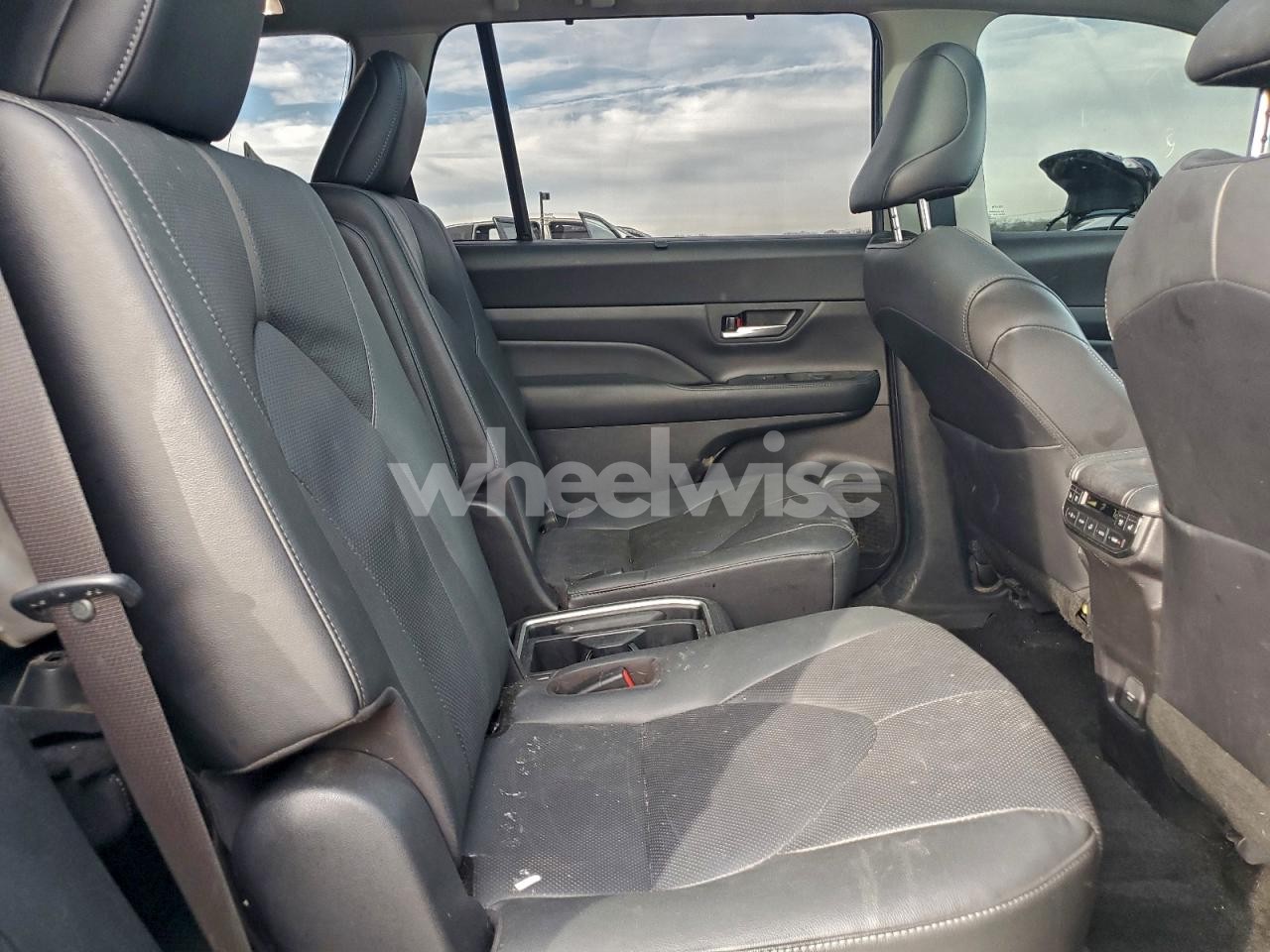 Photo 10 of 2024 TOYOTA GRAND HIGHLANDER XLE (VIN 5TDAAAB51RS039951)