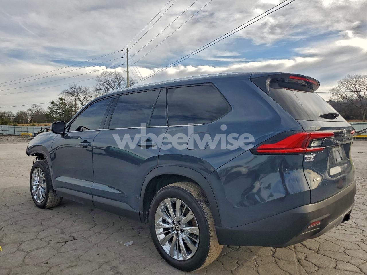 Photo 2 of 2024 TOYOTA GRAND HIGHLANDER XLE (VIN 5TDAAAB51RS039951)