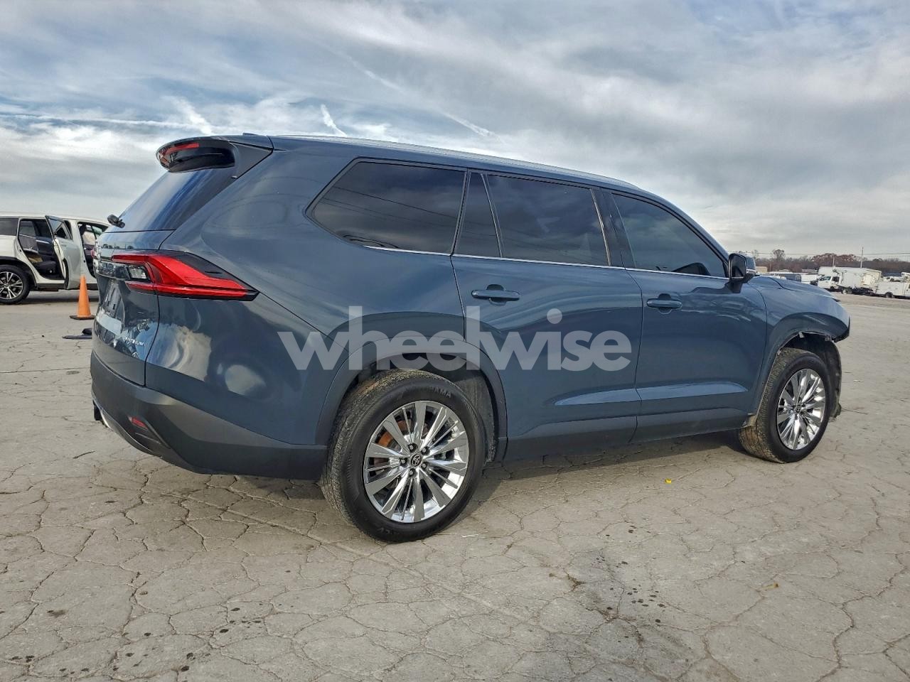 Photo 3 of 2024 TOYOTA GRAND HIGHLANDER XLE (VIN 5TDAAAB51RS039951)