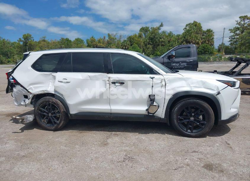 Photo 13 of 2024 Toyota Grand HIGHLANDER PLATINUM (VIN 5TDAAAB51RS041196)