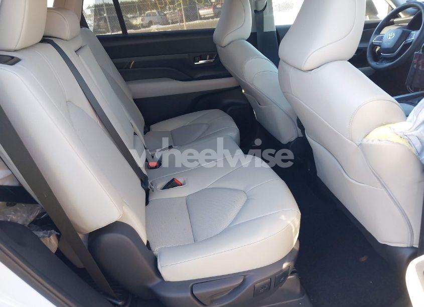 Photo 8 of 2024 Toyota Grand HIGHLANDER XLE (VIN 5TDAAAB52RS043197)
